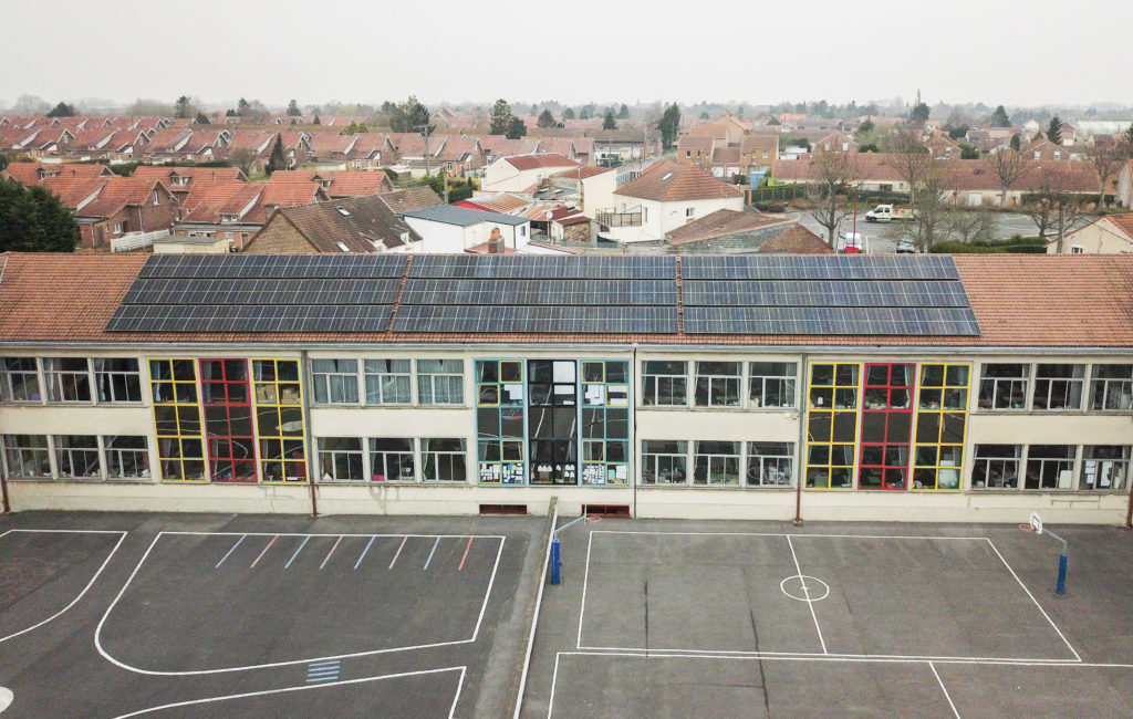 Les panneaux solaires photovoltaïques de l'école Barbusse à Calonne-ricouart